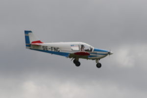 SE-FNC, Robin HR100/210 Safari och mig veterligen dagens första flygande gäst.