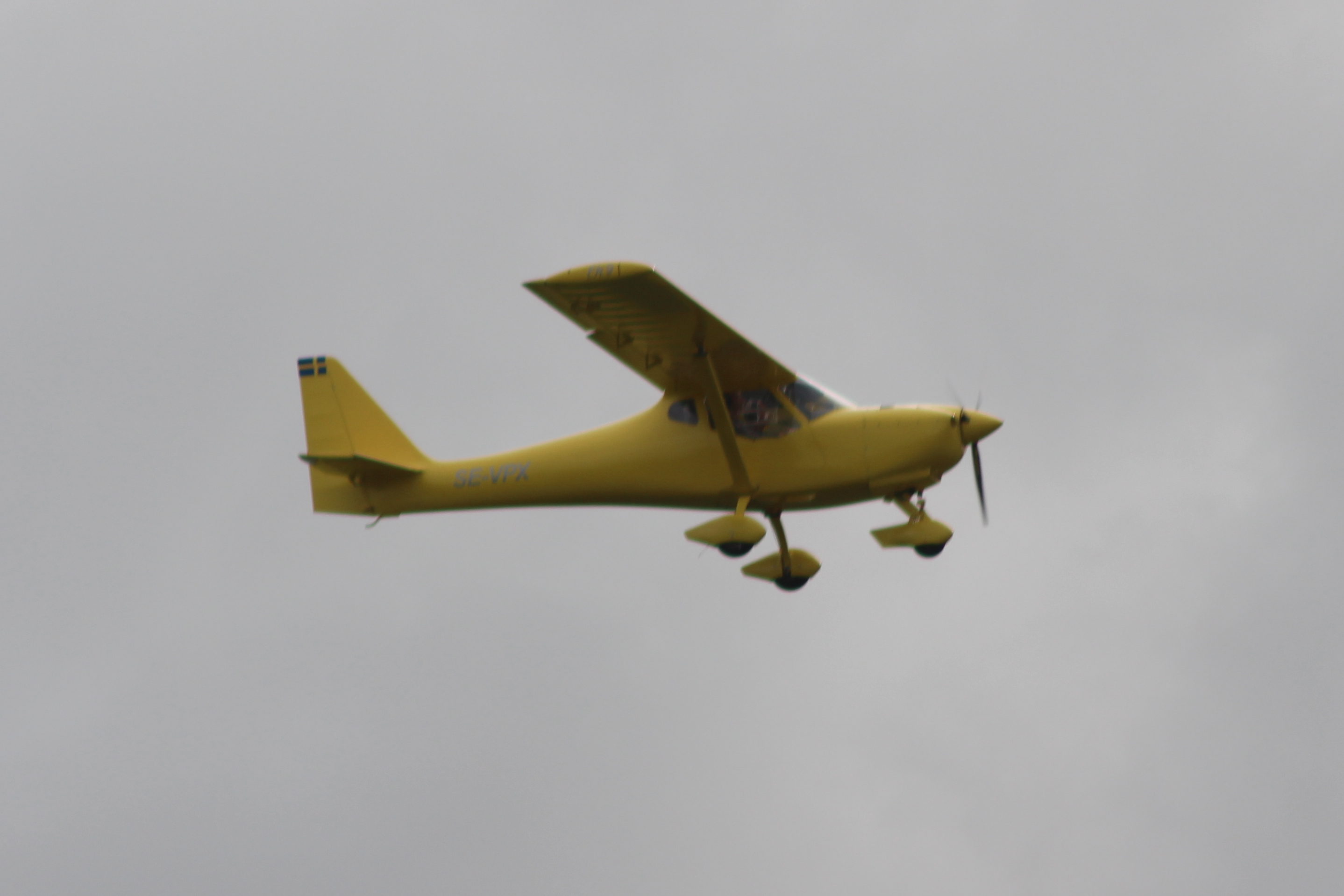 SE-VPX, B&F FK 9 MK IV, tysktillverkat ultralättflygplan. Väldigt gult.